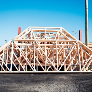 Comparing Lifting Beams And Spreader Bars For Roof Truss Installation